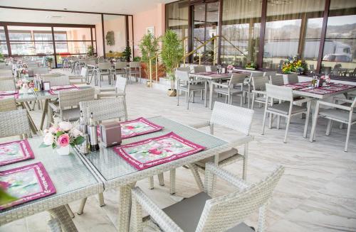 ห้องอาหารหรือที่รับประทานอาหารของ Boutique Hotel VSK Kentavar