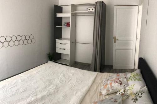um pequeno quarto com uma cama e um closet em Le Reflet de la Lune em Saint-Jean-de-Maurienne