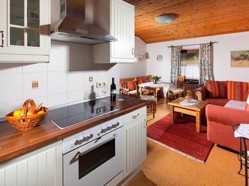 Køkken eller tekøkken på Ferienwohnungen Haus Sonnseitn