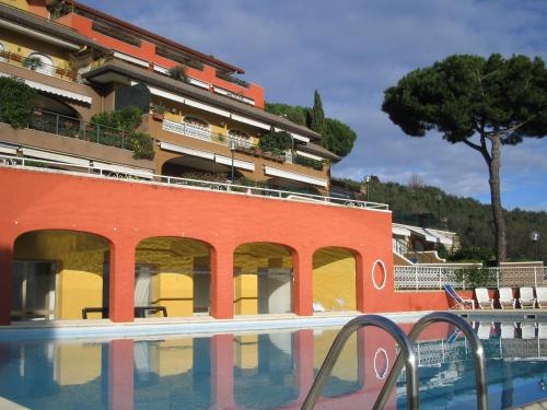 une piscine en face d'un bâtiment dans l'établissement Portofino Est Residence, à Rapallo