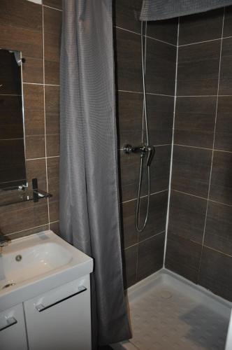 a shower with a shower curtain in a bathroom at Hostel 20 Bayonne in Bayonne