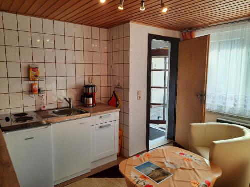 Kitchen o kitchenette sa Moritz - Ferienhaus östlich der Dorfstraße in Grieben Insel Hiddensee