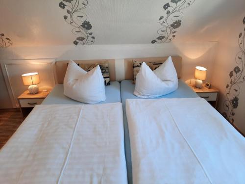 Postel nebo postele na pokoji v ubytování Boddenblick - Ferienwohnung mit Gartennutzung in Grieben Hiddensee