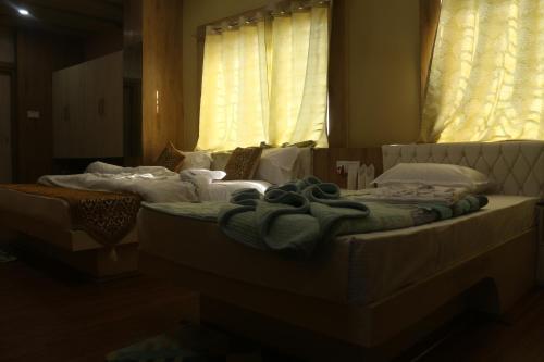 A bed or beds in a room at Hotel Himalaya