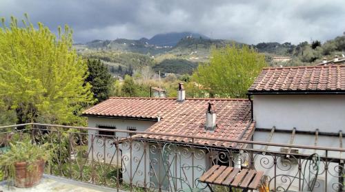 a view of a house with a balcony at casa Le Franche in Camaiore