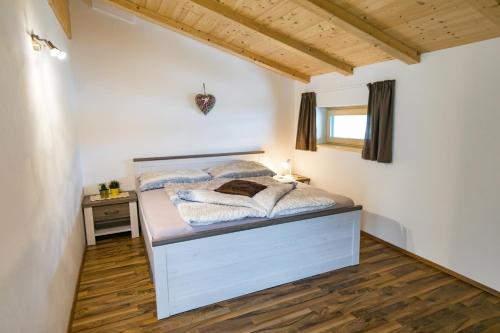 A bed or beds in a room at Naglerhof