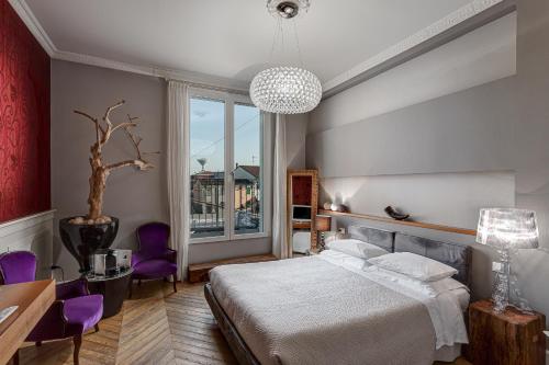 切塞納蒂科的住宿－CasaDodici Boutique Hotel，卧室配有一张床和一张桌子及椅子