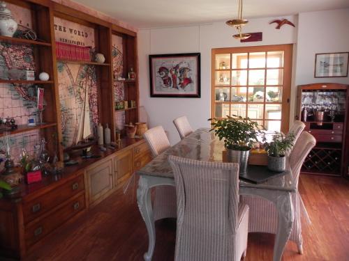 une salle à manger avec une table et des chaises dans l'établissement Villa d'Ys, à Châteaulin
