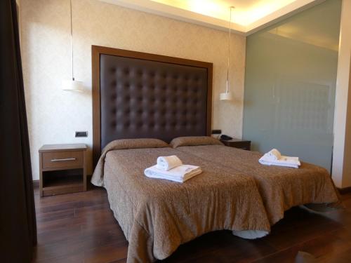 a bedroom with a bed with two towels on it at Fuente del Miro in Valderrobres