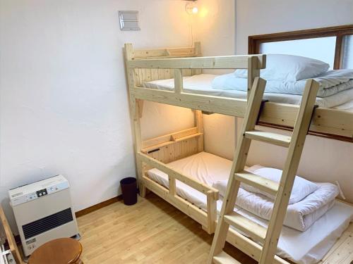 Ένα ή περισσότερα κρεβάτια σε δωμάτιο στο Kawayu Onsen Guesthouse NOMY
