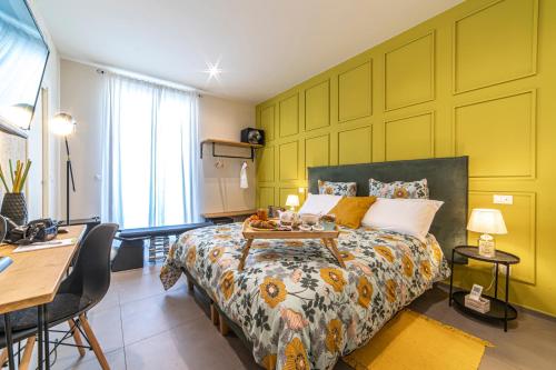 ein Schlafzimmer mit einem Bett und einem Tisch darauf in der Unterkunft SMARTFIT HOUSE - Room & Relax in Pescara