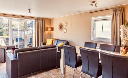 a waiting room with leather chairs and a table at Chalet park Kroondomein Giethoorn in Giethoorn