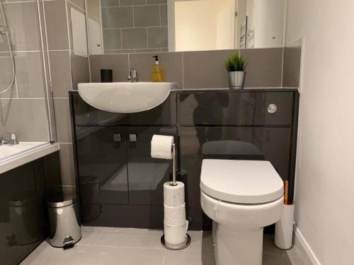 Executive 2-Bed Apt -Wolverhampton Free Parking – Photos 3