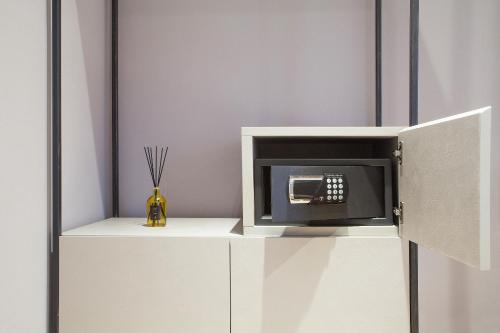 a microwave oven on top of a white cabinet at San Sebastiano Suite & Luxury Apartments in Colle Val D'Elsa