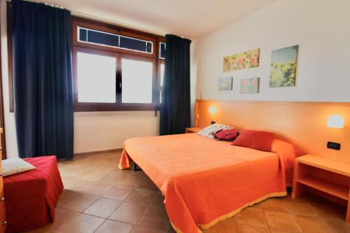 ein Hotelzimmer mit einem Bett und einem Fenster in der Unterkunft Lanterna 37 in San Vincenzo