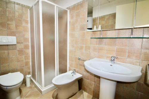 ein Bad mit einem WC und einem Waschbecken in der Unterkunft Lanterna 37 in San Vincenzo