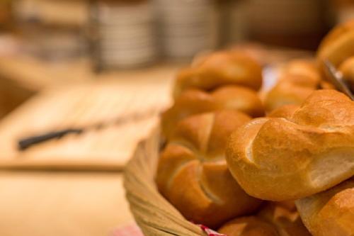 Une bande de beignets dans un panier sur une table dans l'établissement Pension Mittagskogel, à Sankt Leonhard im Pitztal