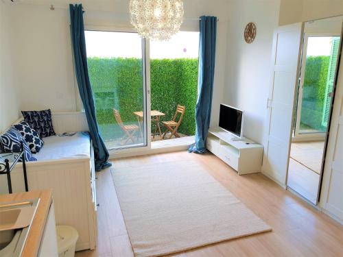 une chambre avec un lit, une télévision et un balcon dans l'établissement Promenade proche mer 01, à Nice