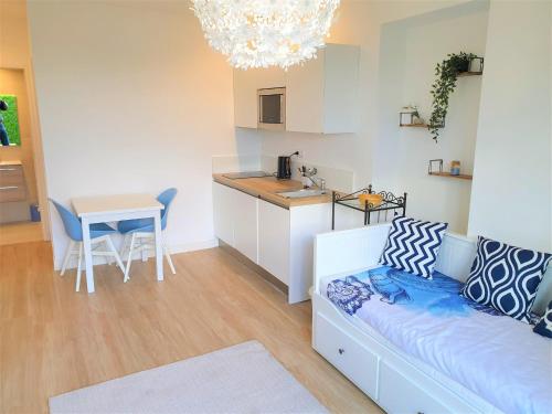 un salon avec un canapé et une cuisine dans l'établissement Promenade proche mer 01, à Nice