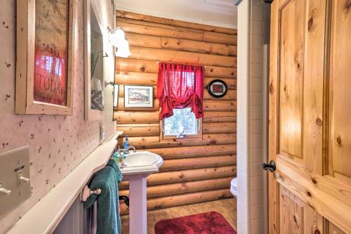 Un baño con lavabo y ventana. en Quaint Williams Cabin Near Grand Canyon, en Williams