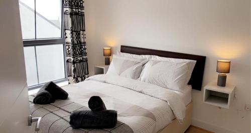 ein Schlafzimmer mit einem Bett mit einem Stuhl und einem Fenster in der Unterkunft Sleeps 6 Centre of Portrush, Main street, Coastal Links in Portrush