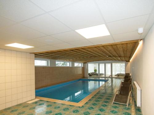 una piscina en un edificio con techo en Alpenhotel Ensmann, en Göstling an der Ybbs