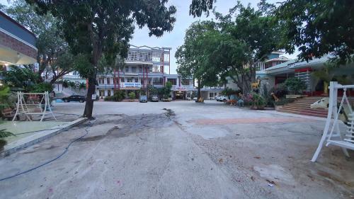 an empty street in front of a building at Thành Mỹ Hotel in Cam Ranh