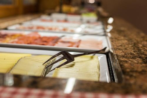 une paire de lunettes posée sur un buffet dans l'établissement Pension Mittagskogel, à Sankt Leonhard im Pitztal