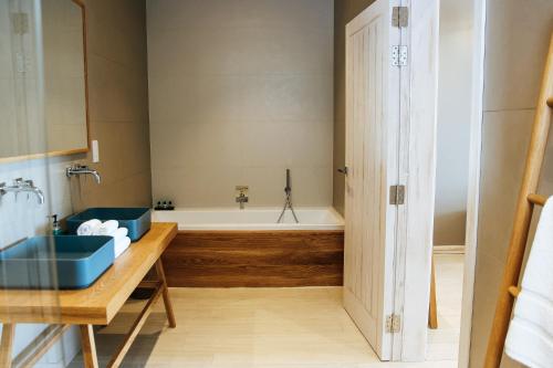 a bathroom with a tub and a sink at Villa dei Venti in Qala