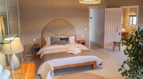 a bedroom with a large bed with an arch headboard at Villa dei Venti in Qala