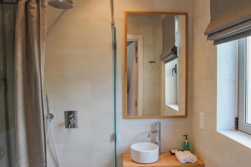 a bathroom with a shower with a sink and a mirror at Villa dei Venti in Qala
