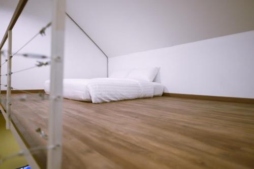 เตียงในห้องที่ Dream Factory Hotel