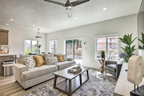 Χώρος καθιστικού στο Spacious St George Townhome with Grill and Views!
