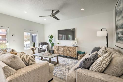 Χώρος καθιστικού στο Spacious St George Townhome with Grill and Views!