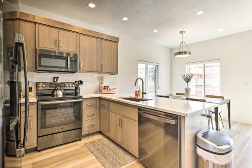 Η κουζίνα ή μικρή κουζίνα στο Spacious St George Townhome with Grill and Views!
