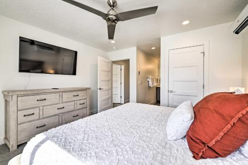 Ένα ή περισσότερα κρεβάτια σε δωμάτιο στο Spacious St George Townhome with Grill and Views!