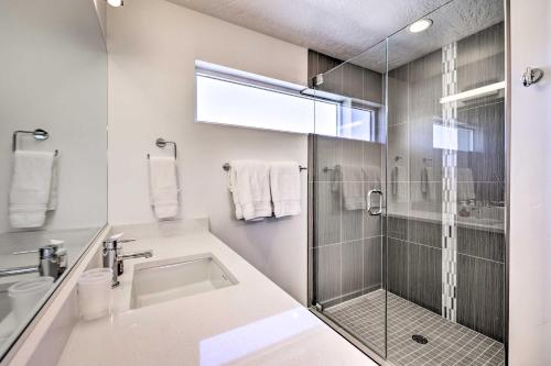 Ένα μπάνιο στο Spacious St George Townhome with Grill and Views!