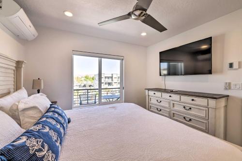 Ένα ή περισσότερα κρεβάτια σε δωμάτιο στο Spacious St George Townhome with Grill and Views!