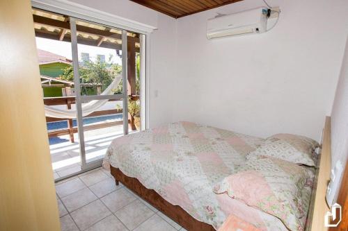 En eller flere senge i et værelse på Casa com 03 dormitórios de casal