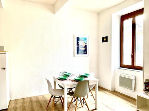 Un comedor blanco con una mesa y sillas blancas. en Just Like home in Carcassonne, en Carcassonne