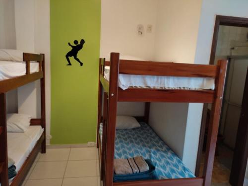 Uma ou mais camas em beliche em um quarto em Rio 222 Hostel