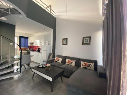 Ein Sitzbereich in der Unterkunft Cosy apartment in the heart of Kato Paphos