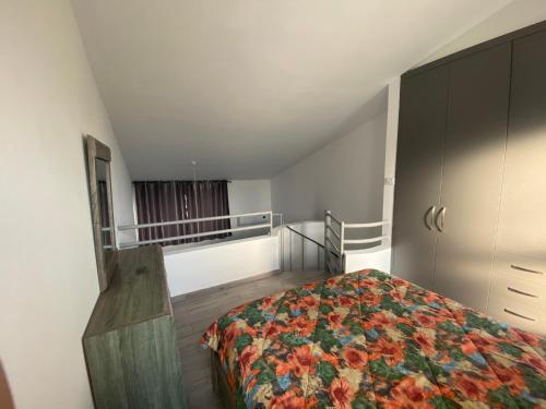 Postel nebo postele na pokoji v ubytování Cosy apartment in the heart of Kato Paphos