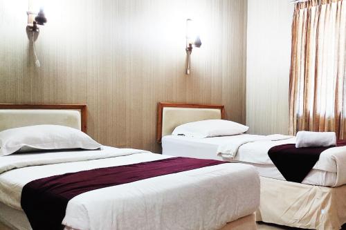 Postel nebo postele na pokoji v ubytování Hotel Salma Syariah Mitra RedDoorz near Terminal Baru Kediri