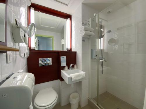 Phòng tắm tại Kyriad Direct Roanne Hôtel