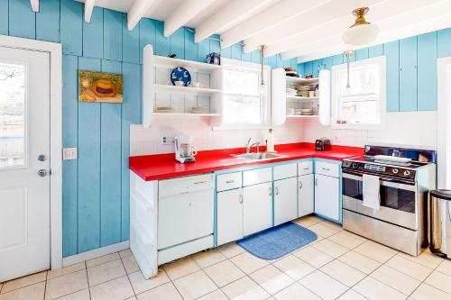 Surfside Retreat On Champlain Street – Photos 5