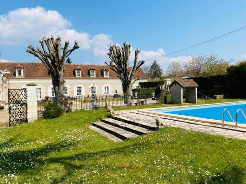 een huis met een zwembad en een hek bij Maison des Arts Francueil in Francueil