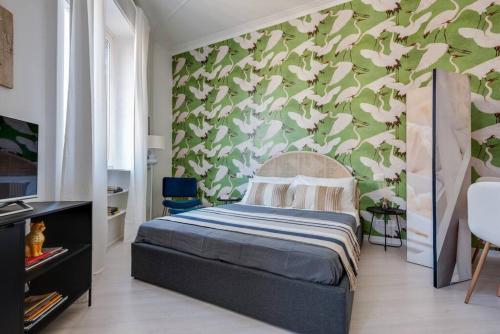ein Schlafzimmer mit einem Bett und einer grünen Wand in der Unterkunft Easylife - Splendid apt Milano Centrale in Mailand
