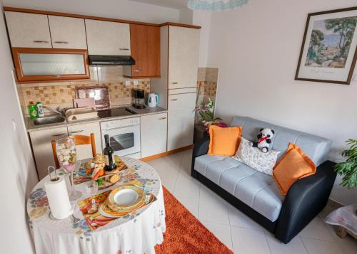 ein Wohnzimmer mit Tisch und Couch in der Unterkunft Gina in Rijeka
