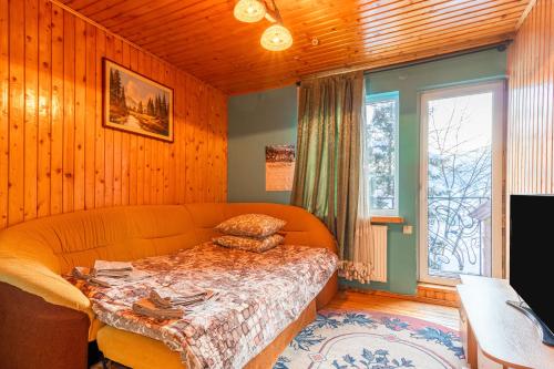 スラブスクにあるSmerichkaの小さなベッドルーム(ベッド1台、窓付)